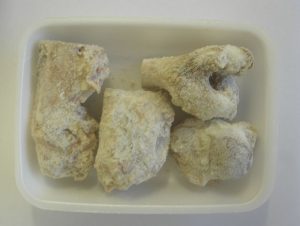 Cuatro piezas de hueso en 1 bandeja de codillos sobre una superficie blanca.